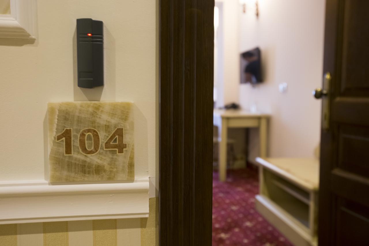 Hotel Aviator Boutique Отопени Экстерьер фото